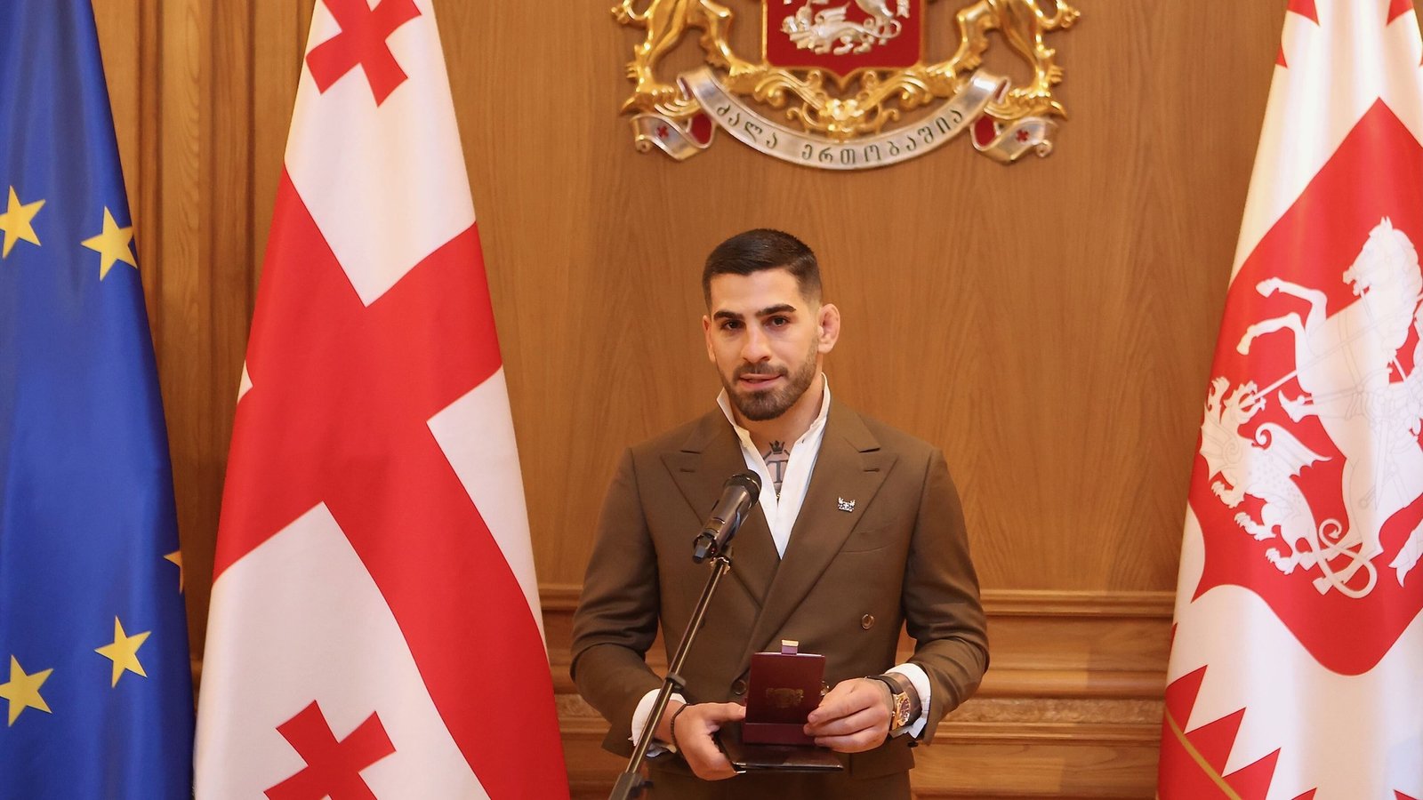 Ilia Topuria lors d’une cérémonie en Géorgie